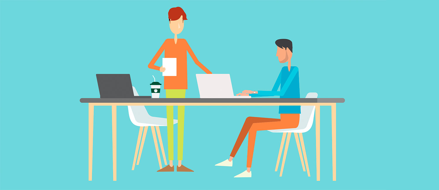 Coworking Spaces: Zwei Personen befinden sich mit ihren Laptops in einem Raum mit Arbeitstisch und Stühlen. 