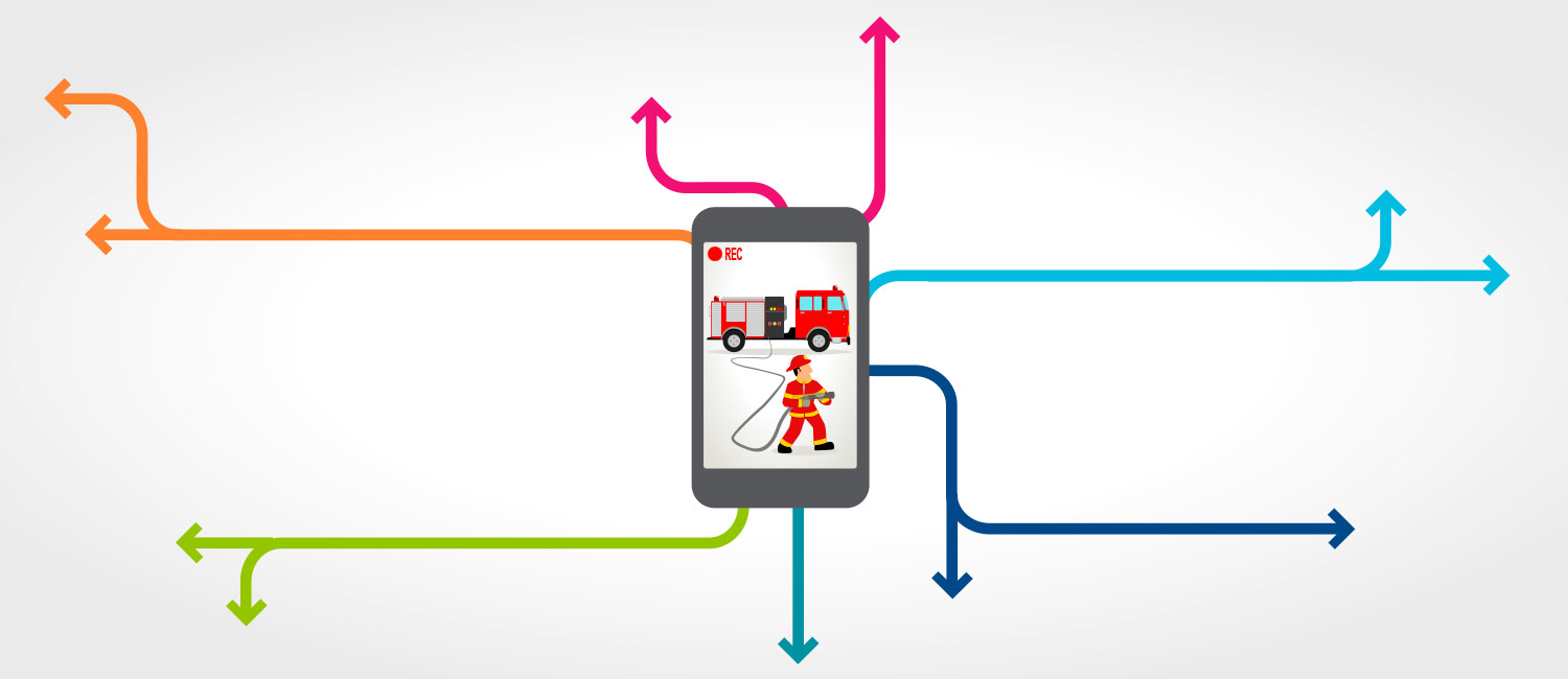 Mittels eines Smartphones wird ein Feuerwehreinsatz gefilmt und per Internet live verbreitet.